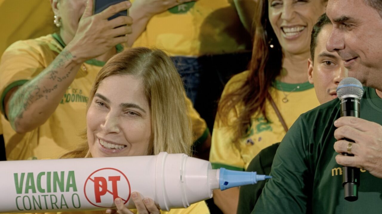 Flávio Bolsonaro se vacina contra o PT