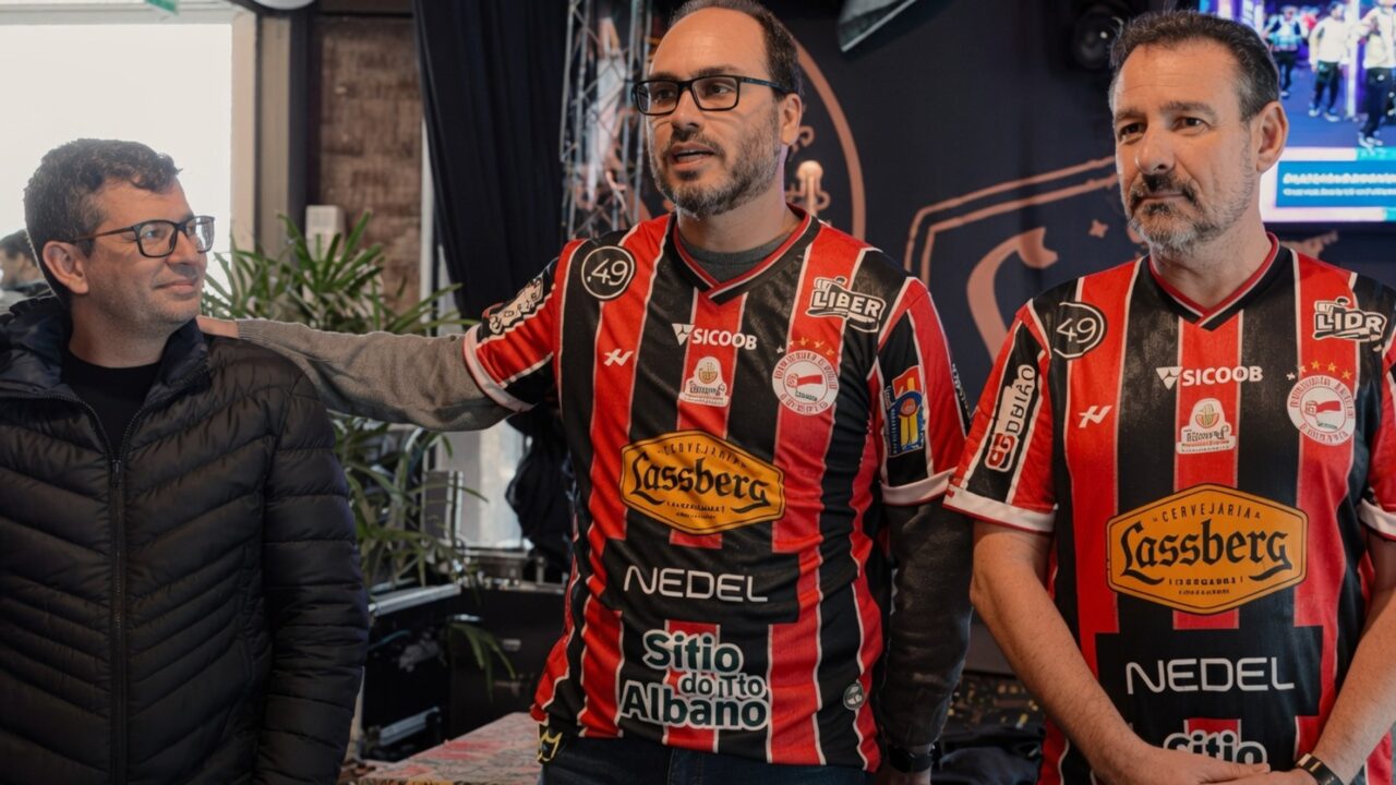 Carlos sugere que Michelle deixou o PL Mulher por outro motivo?