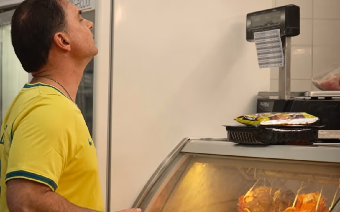 Flávio Bolsonaro tentou fazer um churrasco com R$ 100