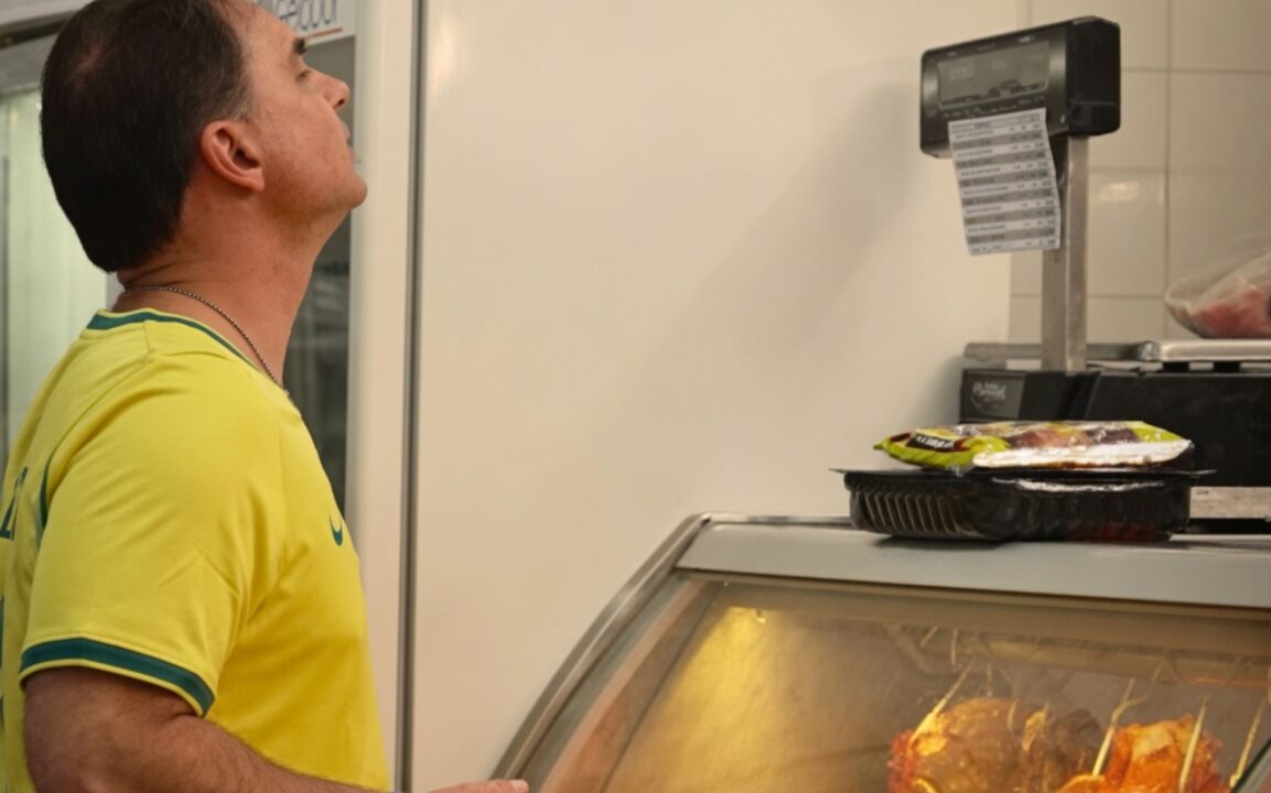 Flávio Bolsonaro tentou fazer um churrasco com R$ 100