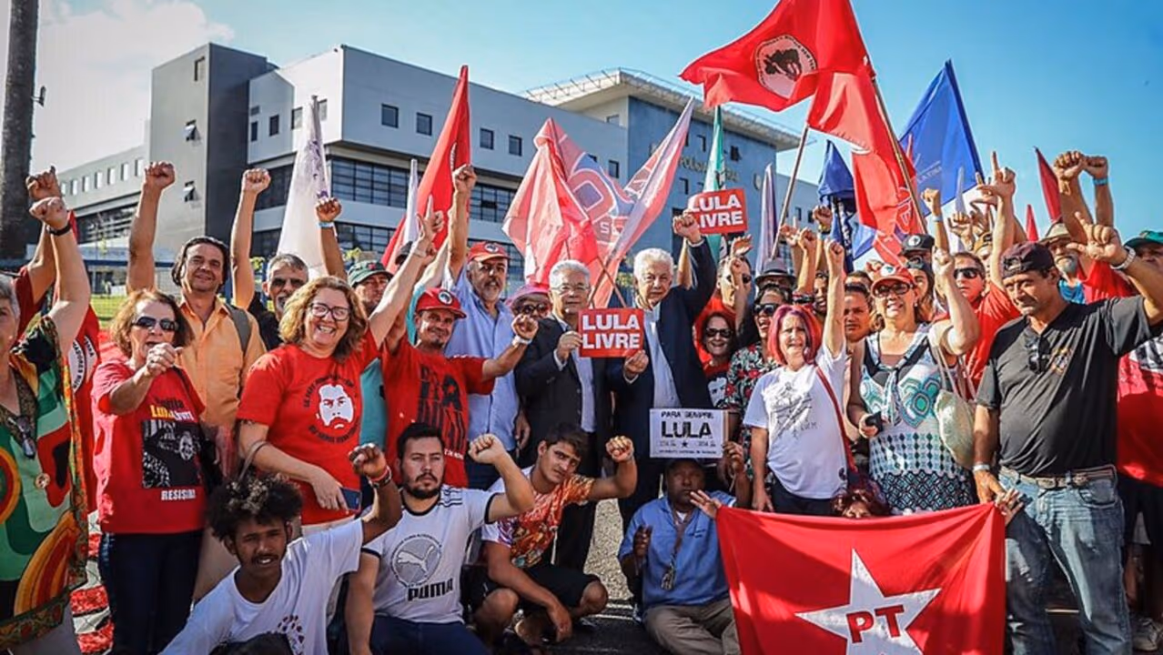 Quem ficou preso melhor, Lula ou Bolsonaro?