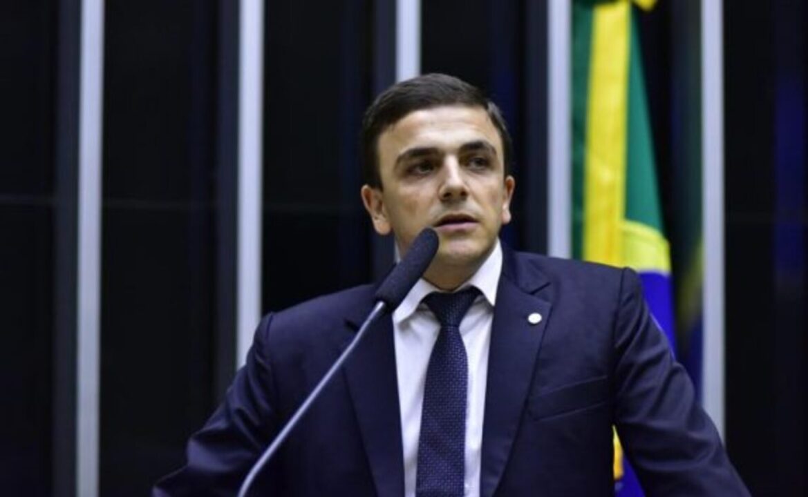 Direita tenta adiar PL das big techs para depois da eleição