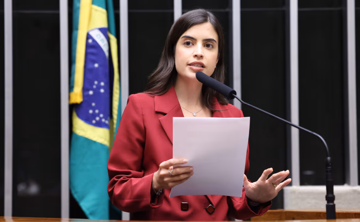 Clarita Maia na Crusoé: Jogo de sinais trocados