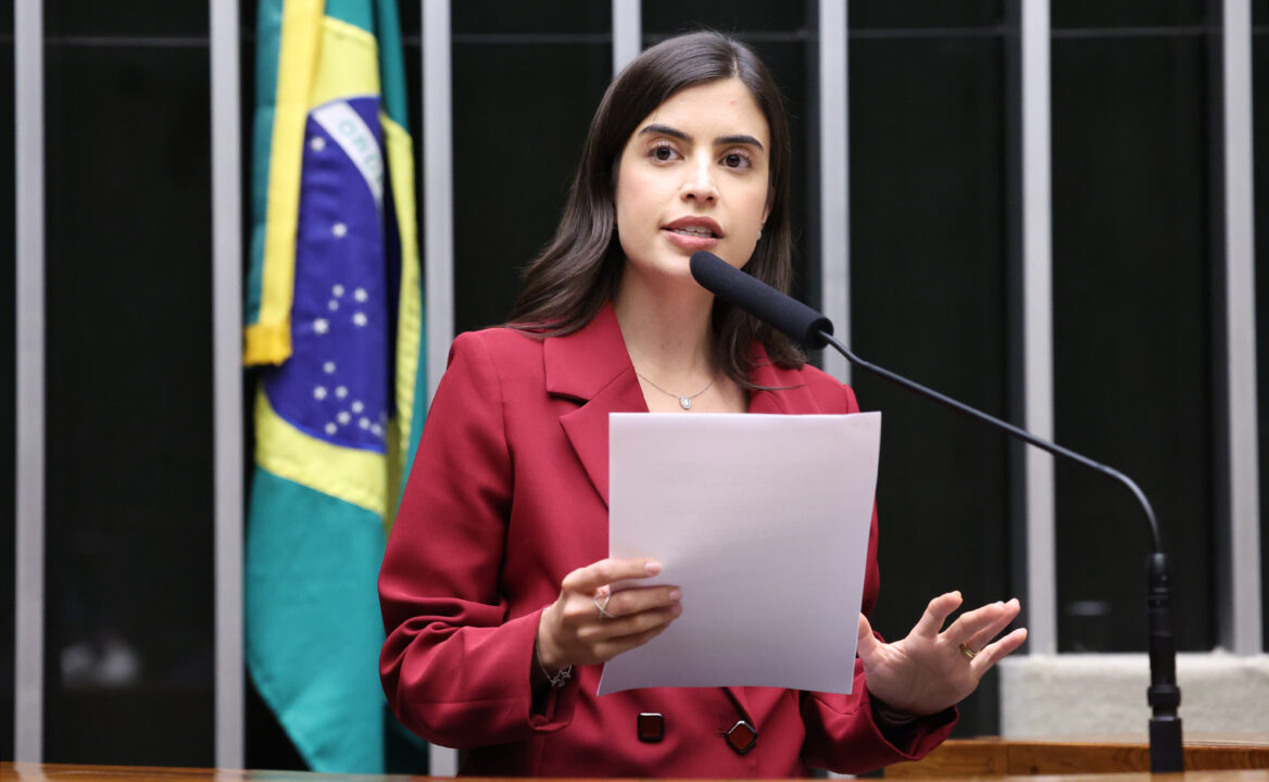 Clarita Maia na Crusoé: Jogo de sinais trocados