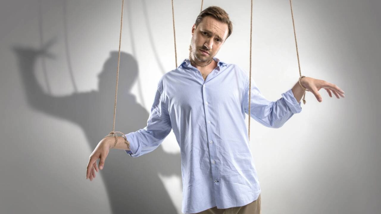 A psicologia diz que as pessoas de 30 a 45 anos que precisam dar conta de tudo não viraram controladoras por acaso, mas porque aprenderam cedo que relaxar podia custar caro