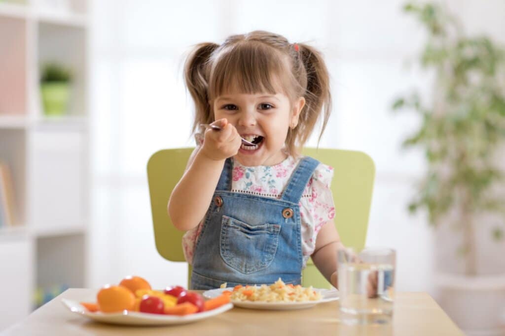 Além do sabor: como o som e a crocância dos alimentos ajudam a combater a seletividade infantil