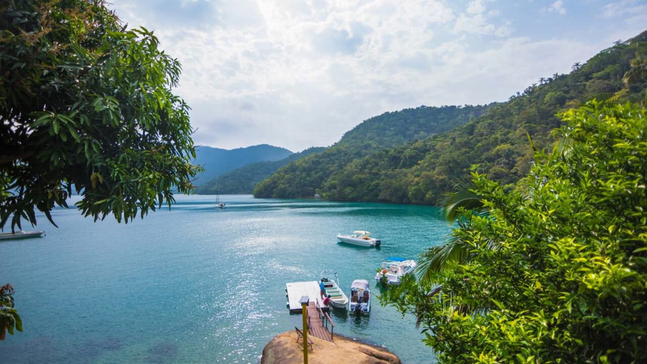 Cada vez mais brasileiros trocam Copacabana pela Costa Verde e encontram 365 ilhas com mar verde-esmeralda dentro de um Patrimônio Mundial da UNESCO