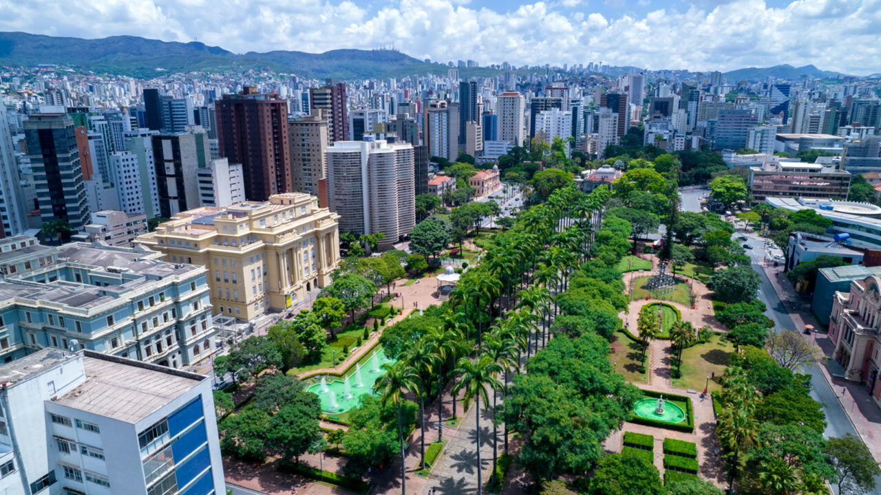 Capital brasileira chama atenção pela gastronomia, vida cultural e por estar cercada por montanhas