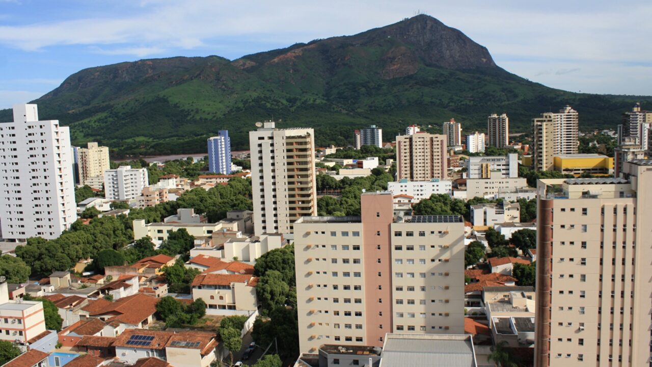A cidade da montanha preta vira escolha de quem busca qualidade de vida no interior mineiro, com ecoturismo, feira internacional de pedras preciosas, Rio Doce e clima confortável