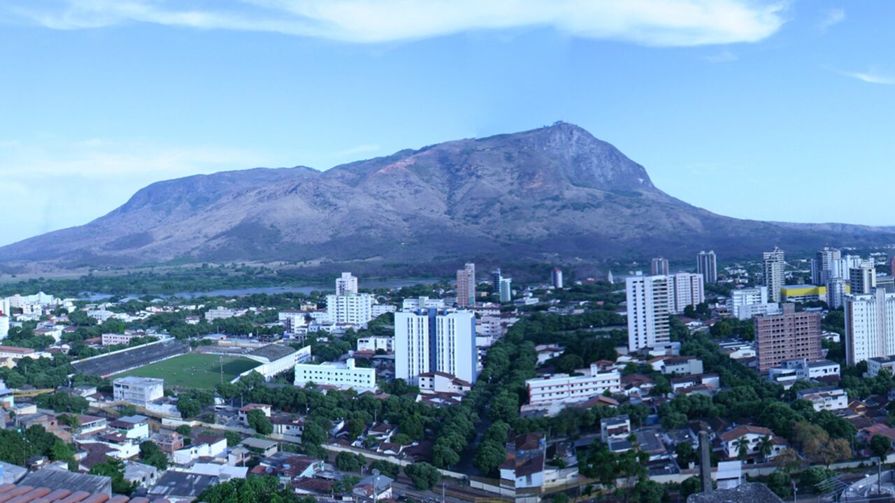 A cidade da montanha preta vira escolha de quem busca qualidade de vida no interior mineiro, com ecoturismo, feira internacional de pedras preciosas, Rio Doce e clima confortável