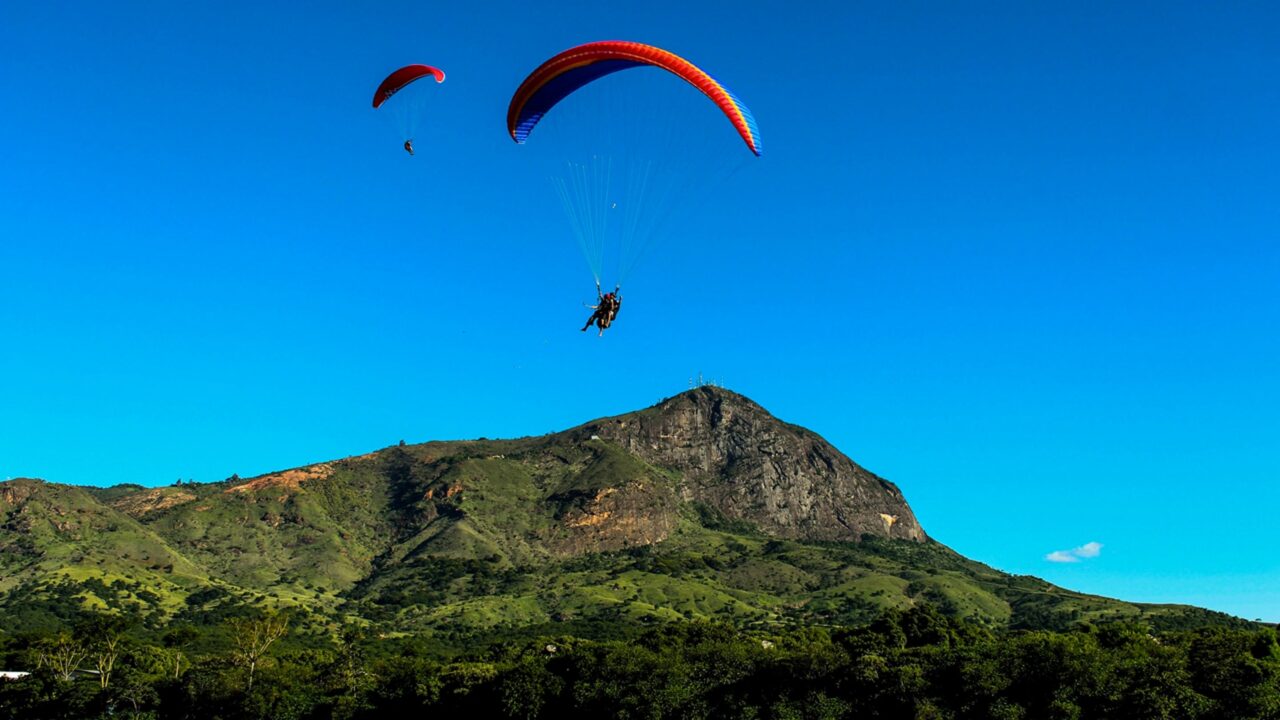 A cidade da montanha preta vira escolha de quem busca qualidade de vida no interior mineiro, com ecoturismo, feira internacional de pedras preciosas, Rio Doce e clima confortável