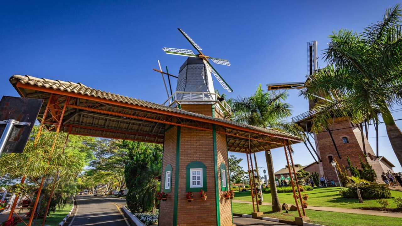 Floricultor holandês ajudou a transformar uma cidade de 15 mil moradores em um dos melhores destinos do Brasil