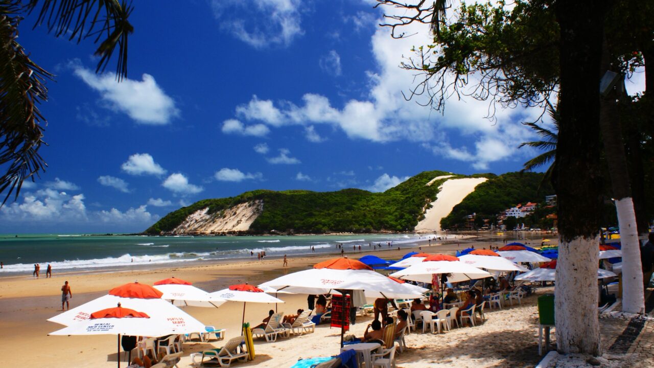 PONTA NEGRA - Areia dourada a 4,6 km de orla e uma duna protegida por lei: a vila de pescadores que virou patrimônio oficial do nordeste