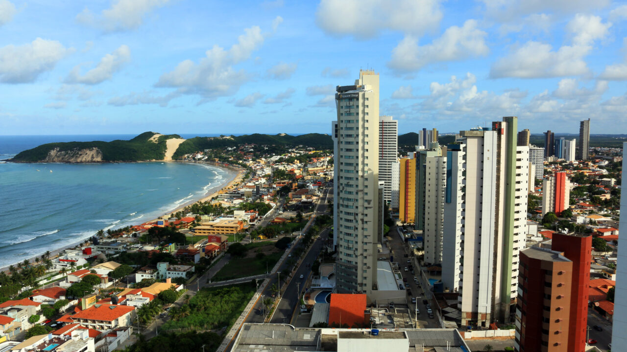 PONTA NEGRA - Areia dourada a 4,6 km de orla e uma duna protegida por lei: a vila de pescadores que virou patrimônio oficial do nordeste