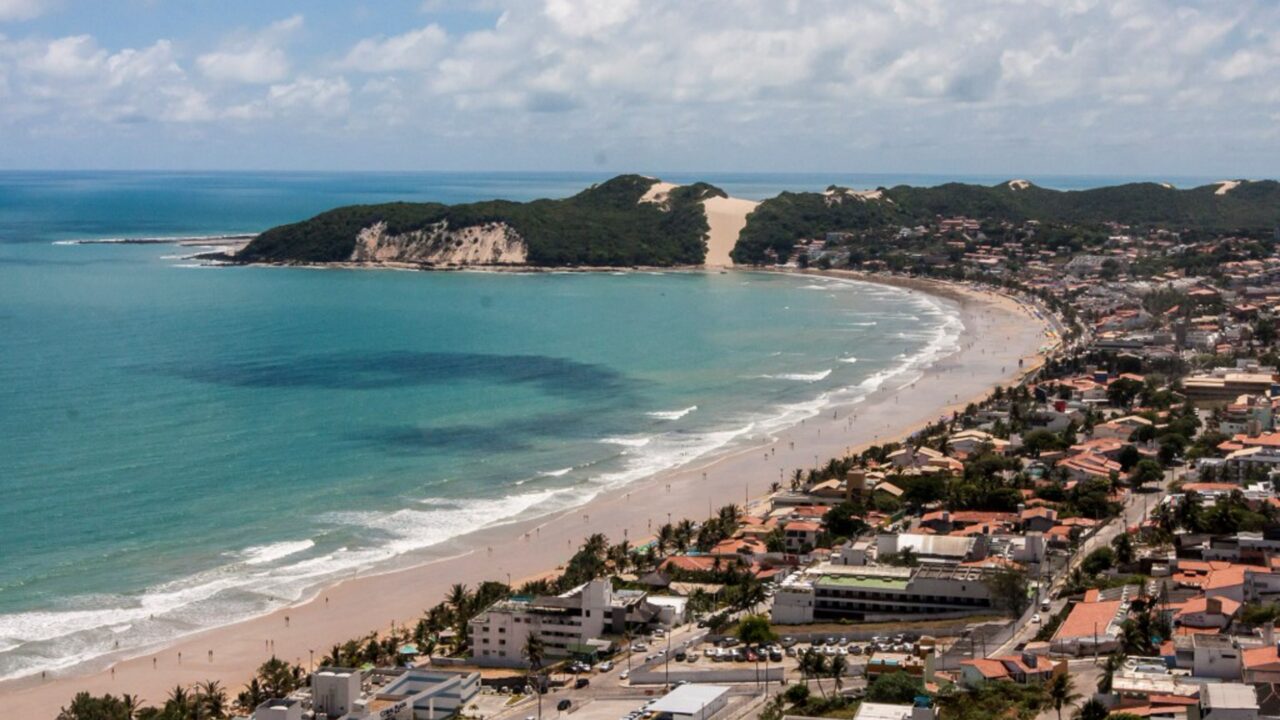 PONTA NEGRA - Areia dourada a 4,6 km de orla e uma duna protegida por lei: a vila de pescadores que virou patrimônio oficial do nordeste