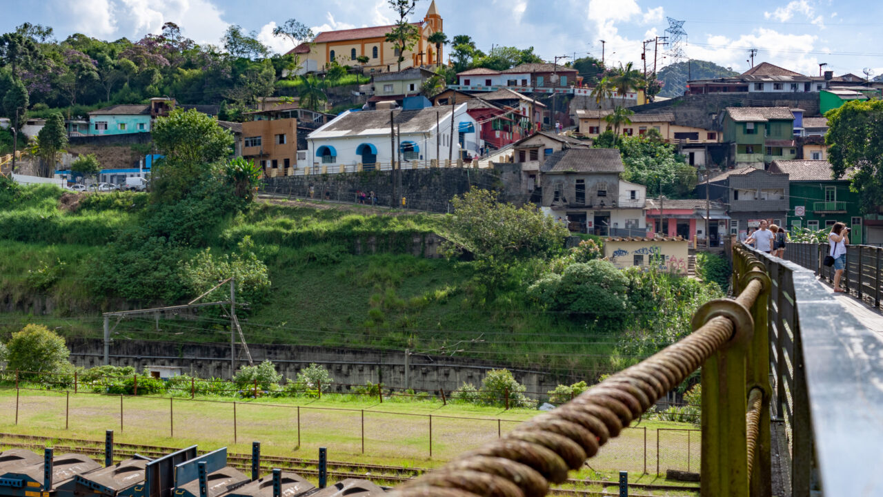 Paranapiacaba, São Paulo - Brasileiros trocam o bate-volta comum por uma vila inglesa ligada à ferrovia de 1867 onde trem, neblina e casas de madeira parecem viagem no tempo