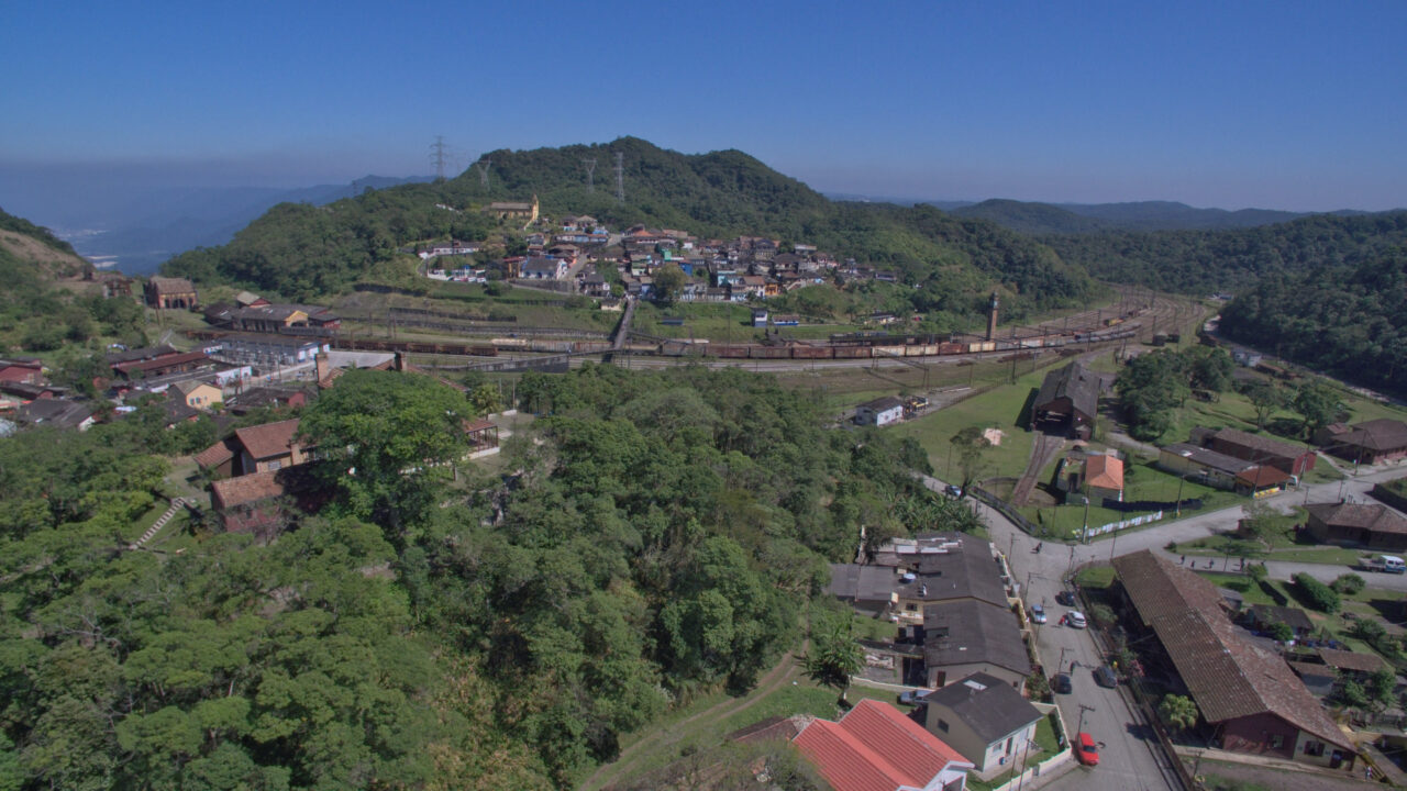 Paranapiacaba, São Paulo - Brasileiros trocam o bate-volta comum por uma vila inglesa ligada à ferrovia de 1867 onde trem, neblina e casas de madeira parecem viagem no tempo