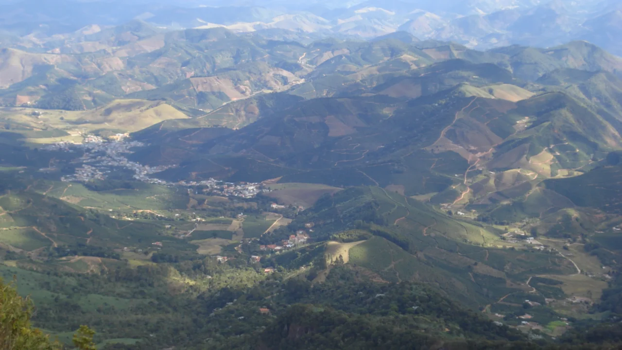 Alto Caparaó, Minas Gerais - Cinco das dez montanhas mais altas do Brasil ficam em volta dessa cidade mineira de 997 metros de altitude