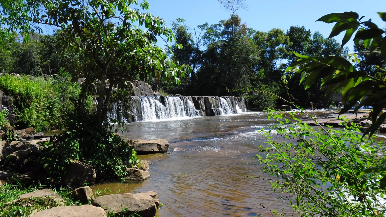 Aripuanã, Mato Grosso - Uma hidrelétrica de 261 MW convive com cachoeiras de 100 metros nessa cidade amazônica onde 529 espécies de aves já foram registradas