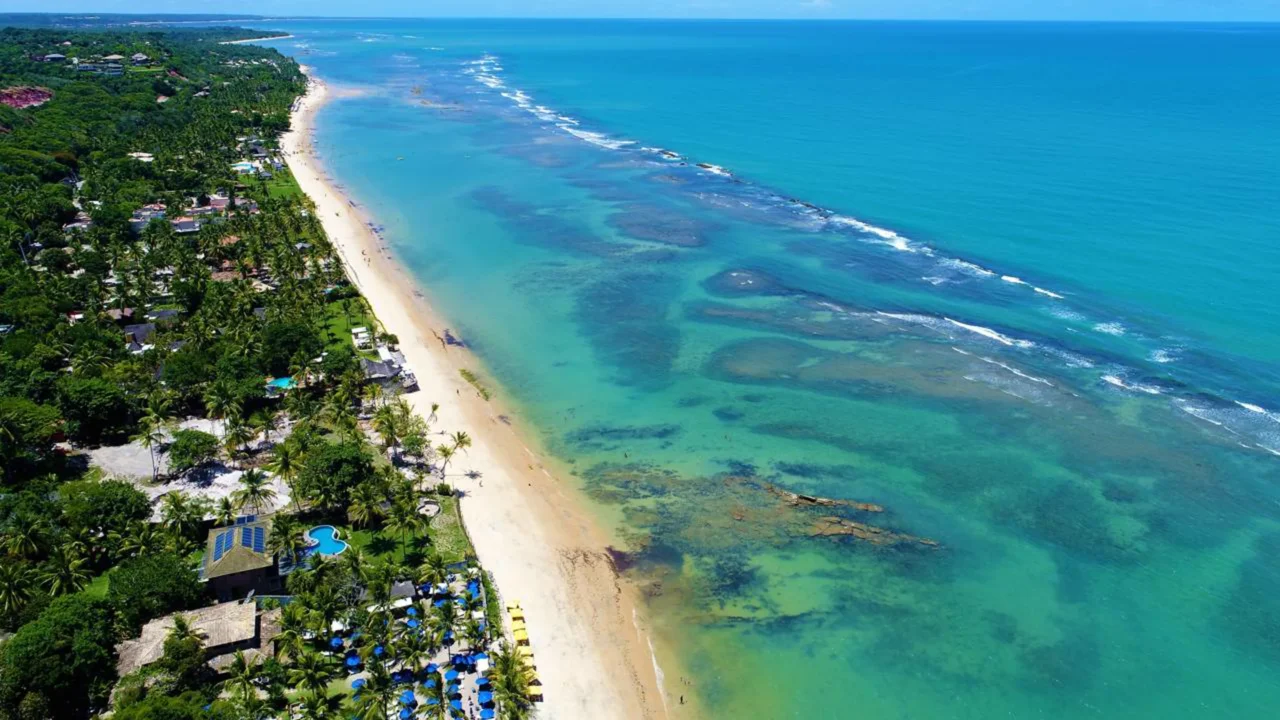 Arraial d'Ajuda, Bahia Uma capela de 1549 e a rua mais charmosa do Brasil: o vilarejo baiano que nasceu no primeiro ano do descobrimento