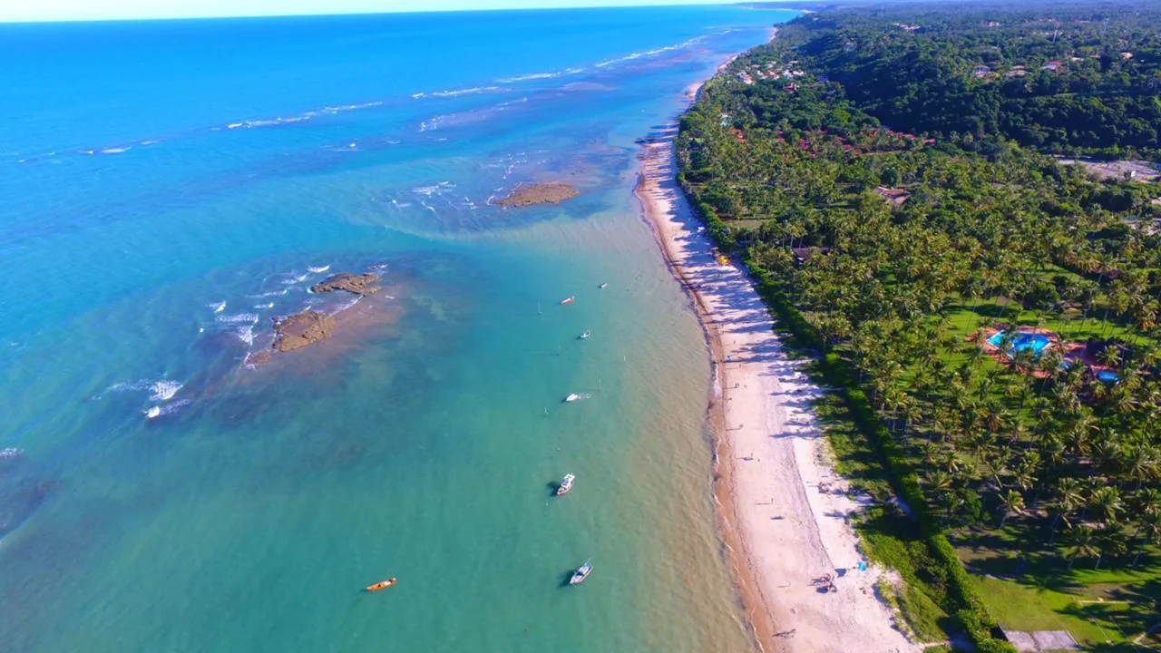 Arraial d'Ajuda, Bahia Uma capela de 1549 e a rua mais charmosa do Brasil: o vilarejo baiano que nasceu no primeiro ano do descobrimento