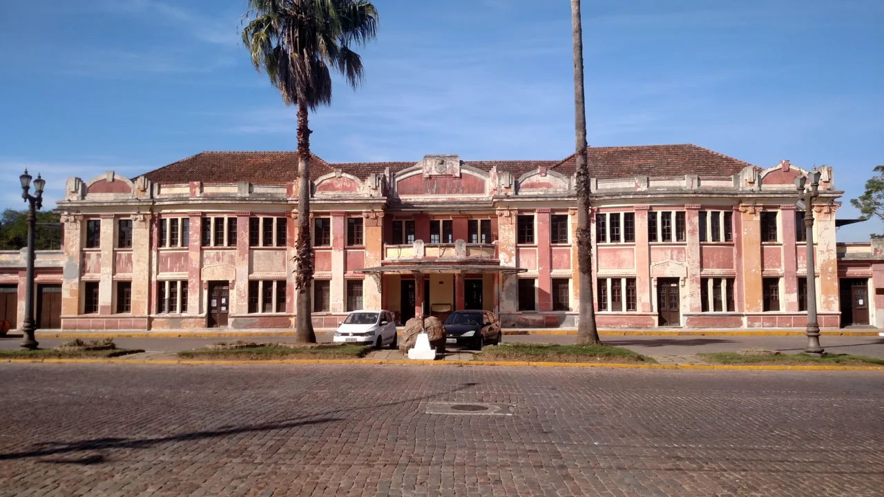 Bagé, Rio Grande do Sul - A cidade gaúcha na fronteira com o Uruguai fica no mesmo paralelo do Chile e da África do Sul, e é por isso que o vinho dela ganhou selo do INPI e o azeite virou rota oficial
