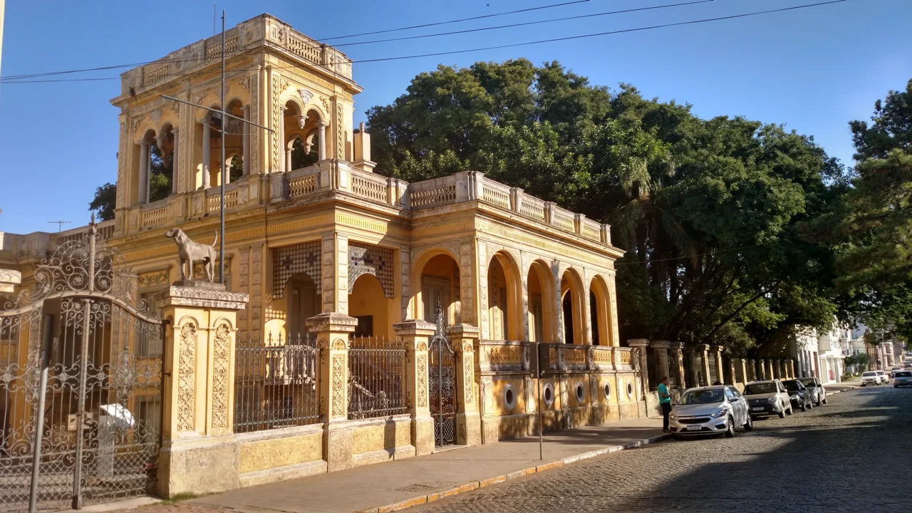 Bagé, Rio Grande do Sul - A cidade gaúcha na fronteira com o Uruguai fica no mesmo paralelo do Chile e da África do Sul, e é por isso que o vinho dela ganhou selo do INPI e o azeite virou rota oficial