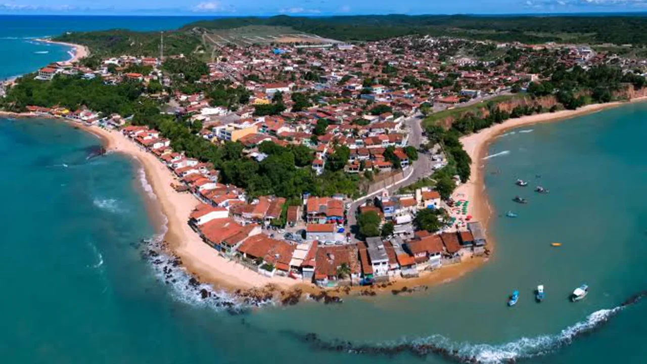 Terra do 1º ouro olímpico do surfe: a vila nordestina que guarda a maior mata atlântica sobre dunas do Brasil