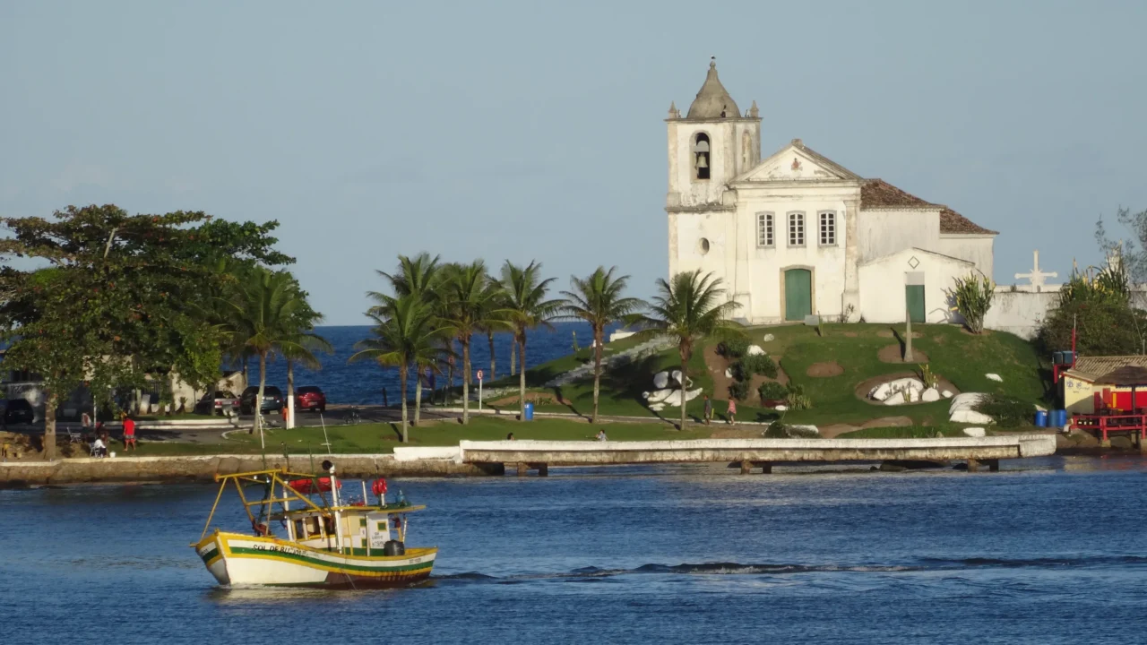 Vila de quatro séculos no litoral fluminense recebeu Darwin em 1832 e guarda um vulcão de 816 metros que intriga geólogos e emociona quem chega no topo
