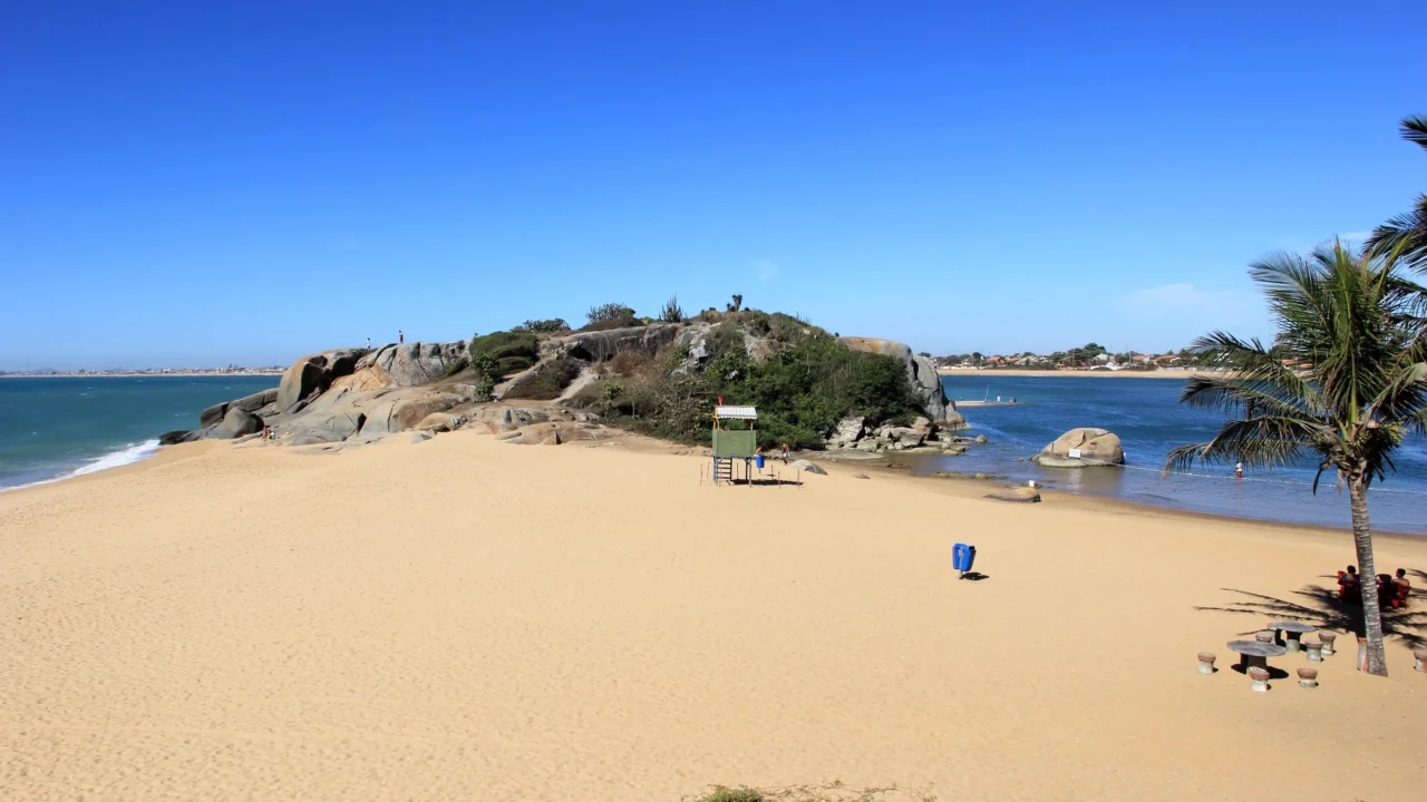 Vila de quatro séculos no litoral fluminense recebeu Darwin em 1832 e guarda um vulcão de 816 metros que intriga geólogos e emociona quem chega no topo