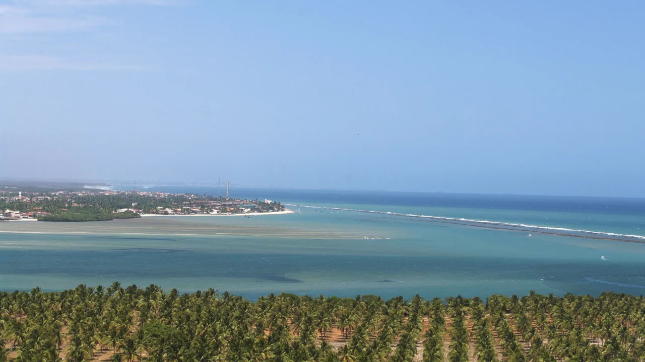 Barra de São Miguel, Alagoas Vila alagoana a 30 km de Maceió transforma o mar em piscina natural gigante graças a uma barreira de corais rara no litoral do Nordeste e vira porta de entrada da Praia do Gunga