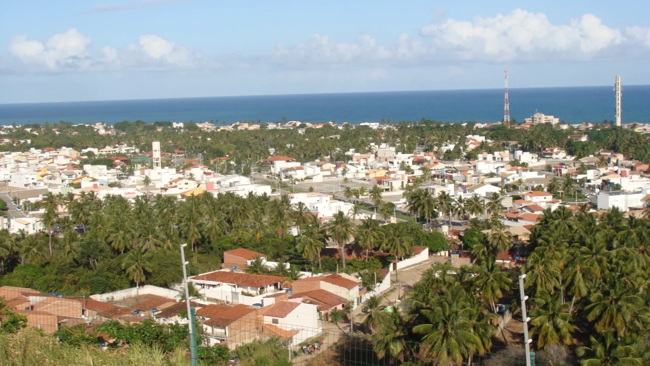 Barra de São Miguel, Alagoas Vila alagoana a 30 km de Maceió transforma o mar em piscina natural gigante graças a uma barreira de corais rara no litoral do Nordeste e vira porta de entrada da Praia do Gunga