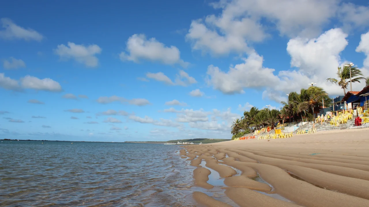 Barra de São Miguel, Alagoas Vila alagoana a 30 km de Maceió transforma o mar em piscina natural gigante graças a uma barreira de corais rara no litoral do Nordeste e vira porta de entrada da Praia do Gunga