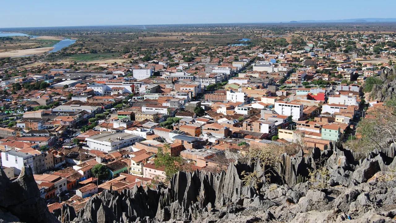 Bom Jesus da Lapa reúne grutas, igrejas e paisagens do São Francisco //