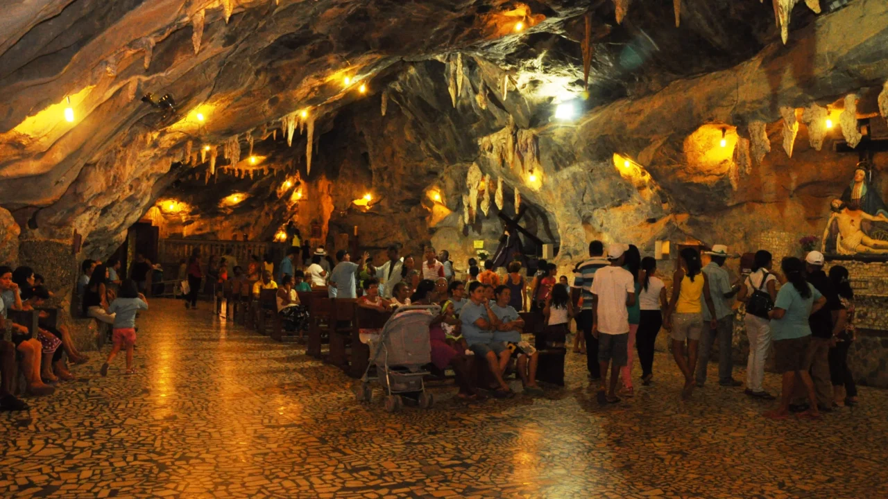 Bom Jesus da Lapa reúne grutas, igrejas e paisagens do São Francisco //