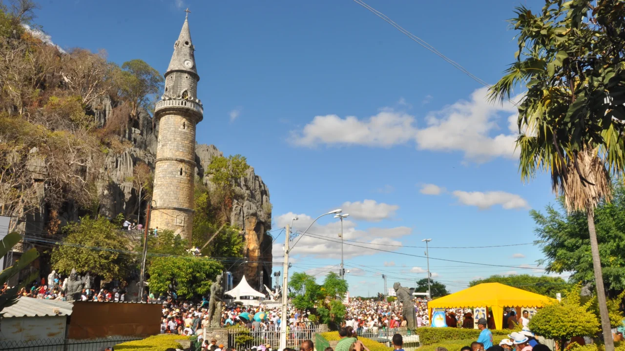 Bom Jesus da Lapa reúne grutas, igrejas e paisagens do São Francisco //
