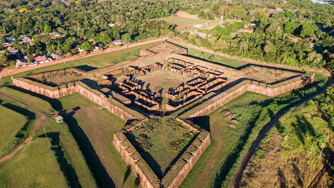 A maior fortaleza portuguesa fora da Europa tem muralhas de 7 metros e fica escondida na Amazônia, a 730 km da capital