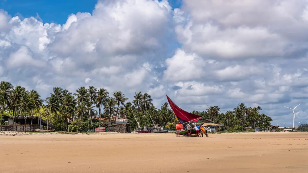 Flecheiras reúne piscinas naturais, coqueiros e águas mornas //
