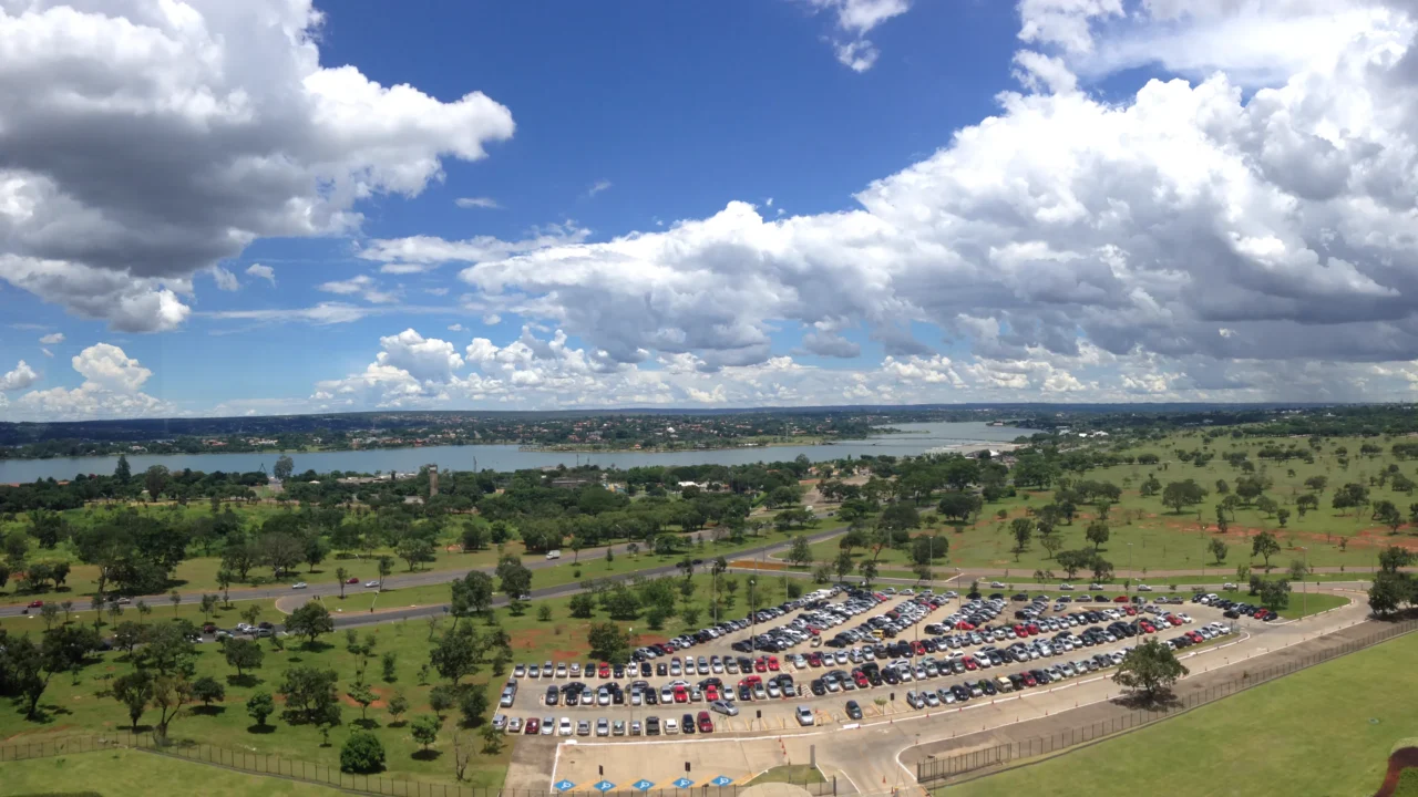 Brasília — DF Uma cidade de 16 mil operários desapareceu sob o Lago Paranoá em 1959 e mergulhadores ainda encontram carros e ônibus no fundo da capital