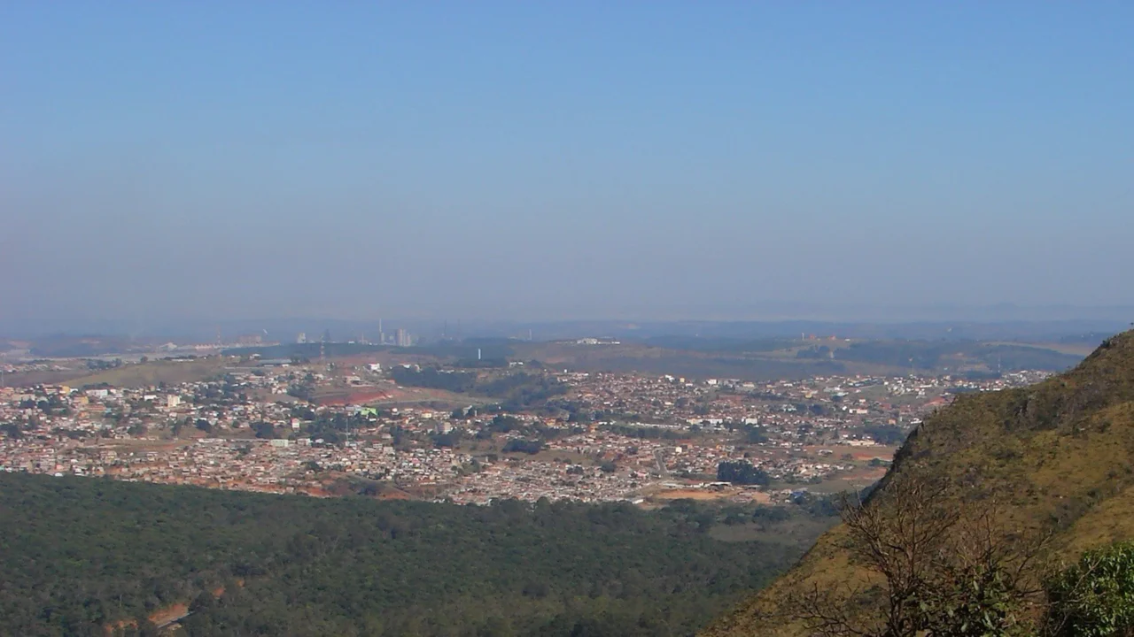 Ouro Branco reúne montanhas, bairros urbanos e forte atividade industrial //