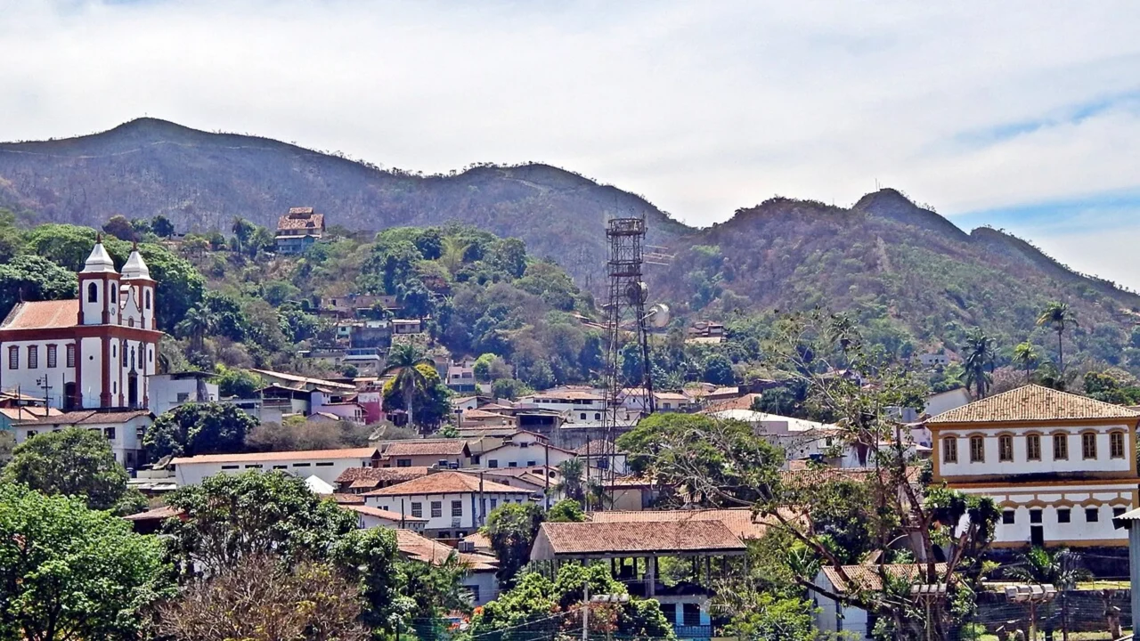 Sabará oferece ruas antigas, natureza e uma rotina típica do interior //