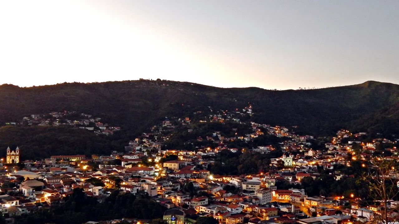 Sabará oferece ruas antigas, natureza e uma rotina típica do interior //