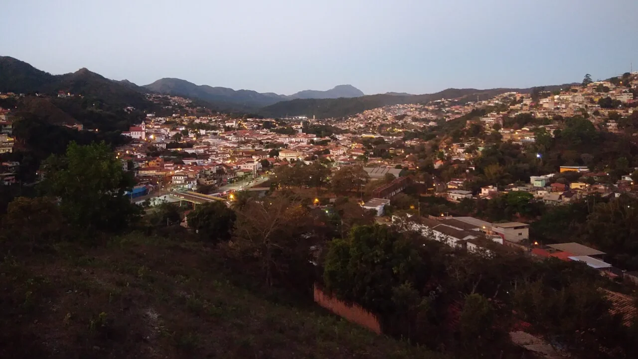 Sabará oferece ruas antigas, natureza e uma rotina típica do interior //