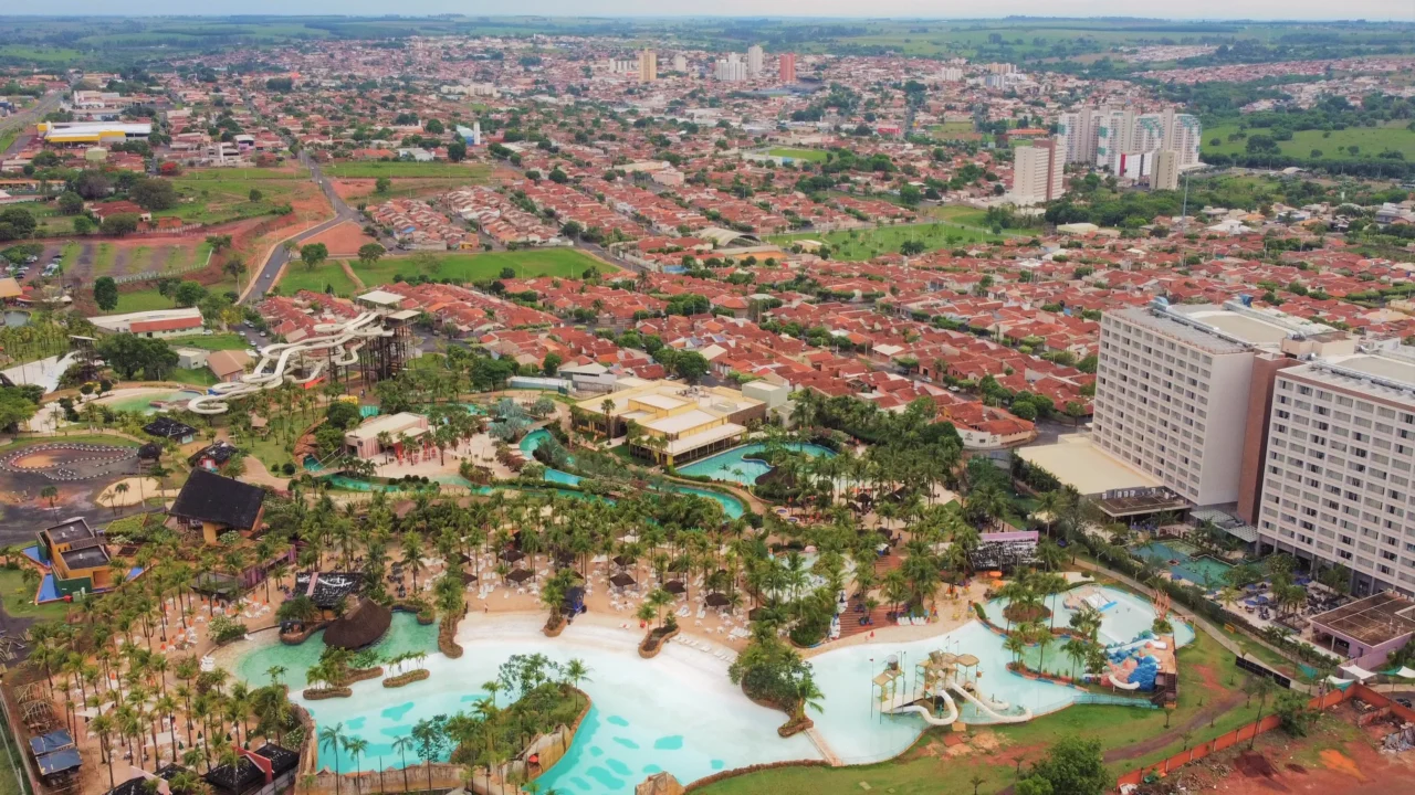 Olímpia reúne parques aquáticos, piscinas e espaços de lazer //