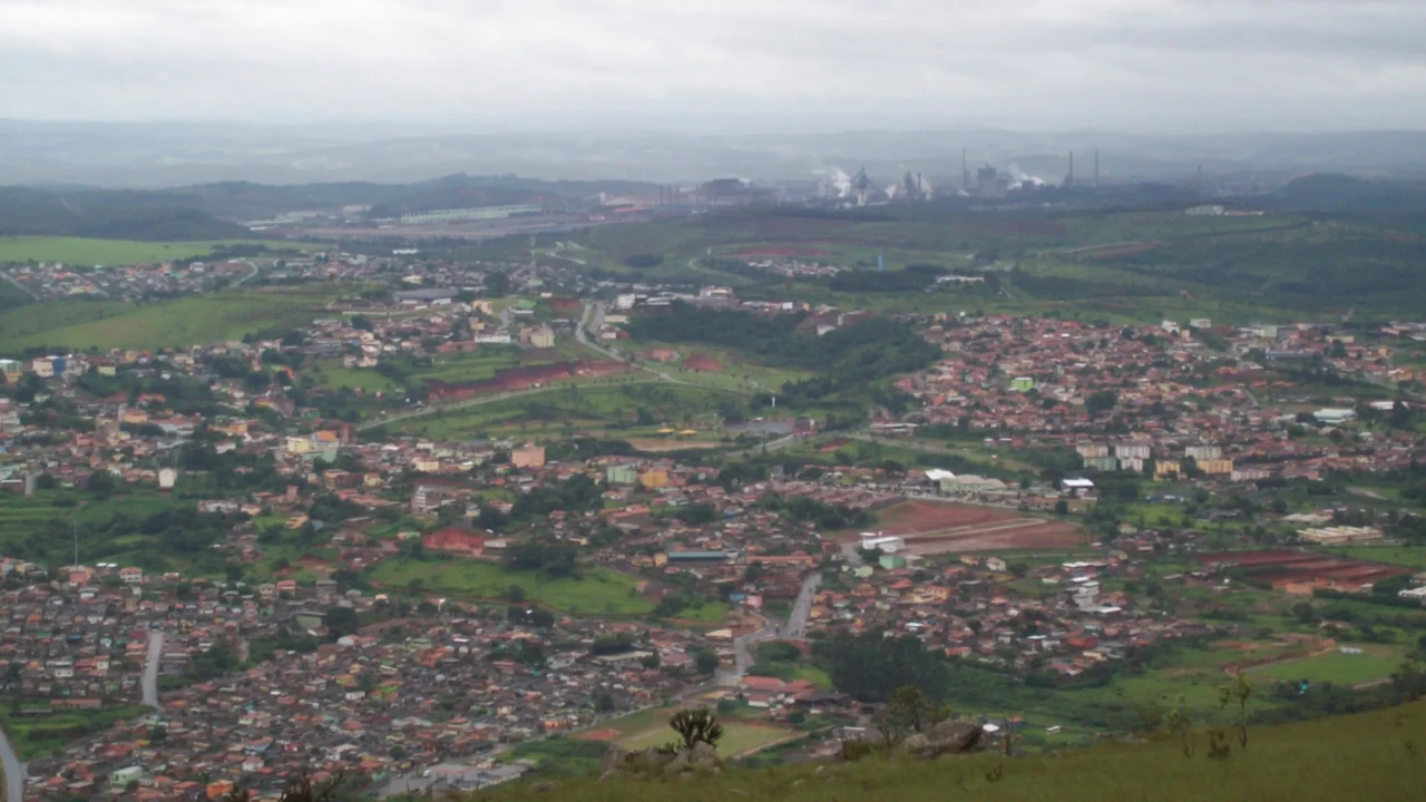 Ouro Branco reúne montanhas, bairros urbanos e forte atividade industrial //