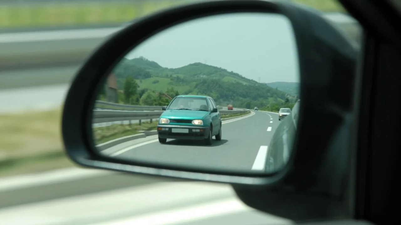Nova lei dos retrovisores já está em vigor para os motoristas brasileiros