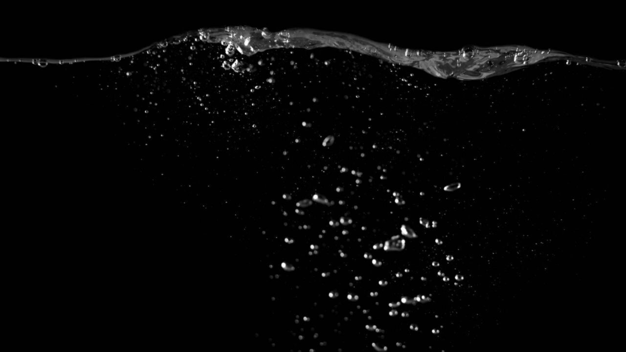 Uma descoberta nas profundezas do Pacífico revelou que nódulos metálicos podem gerar oxigênio sem qualquer luz, levantando novas questões sobre a origem desse elemento na Terra