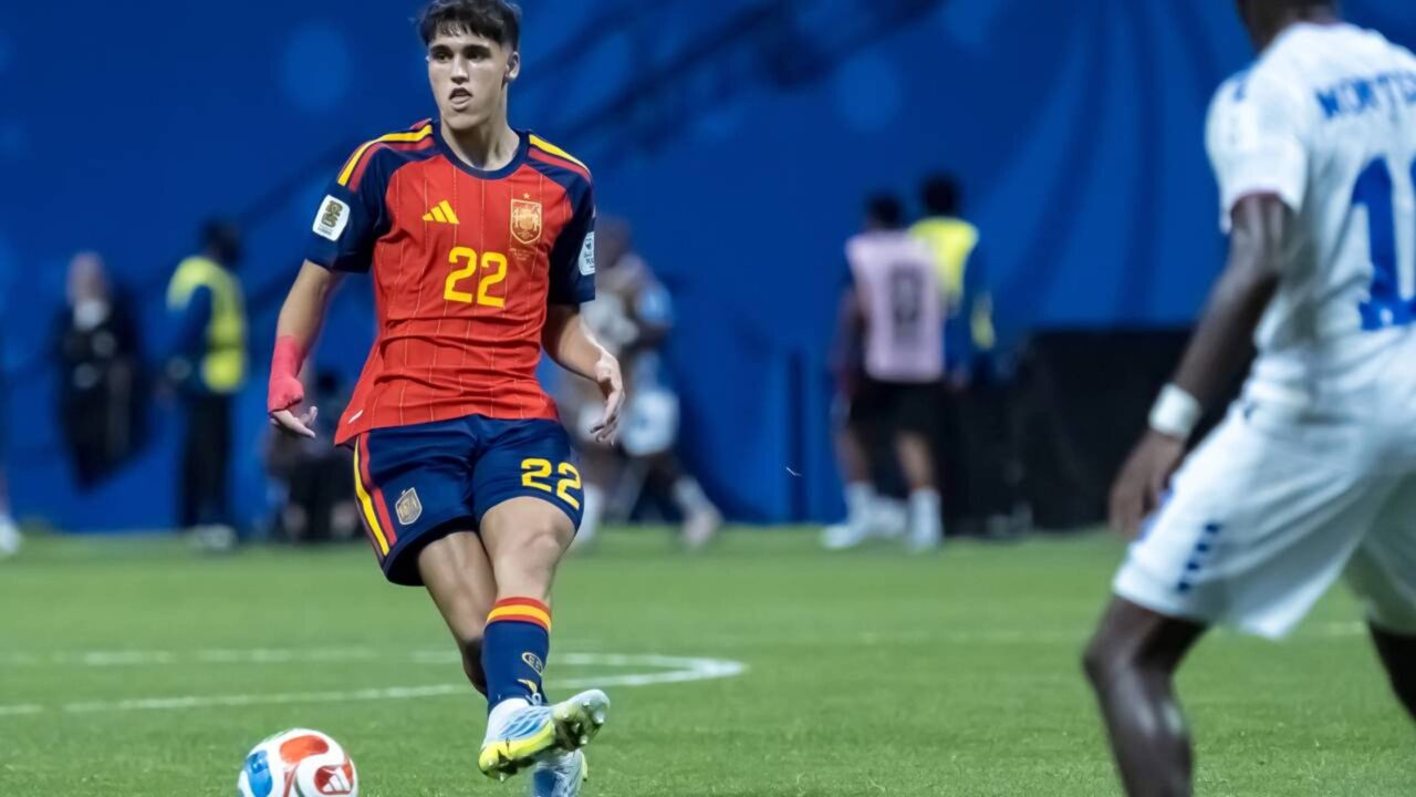 Pau Cubarsí, 19 anos, campeão do mundo pela Espanha: “adoro dormir. Durmo 9 horas, treino de manhã e às 3 da tarde vou para a aula”