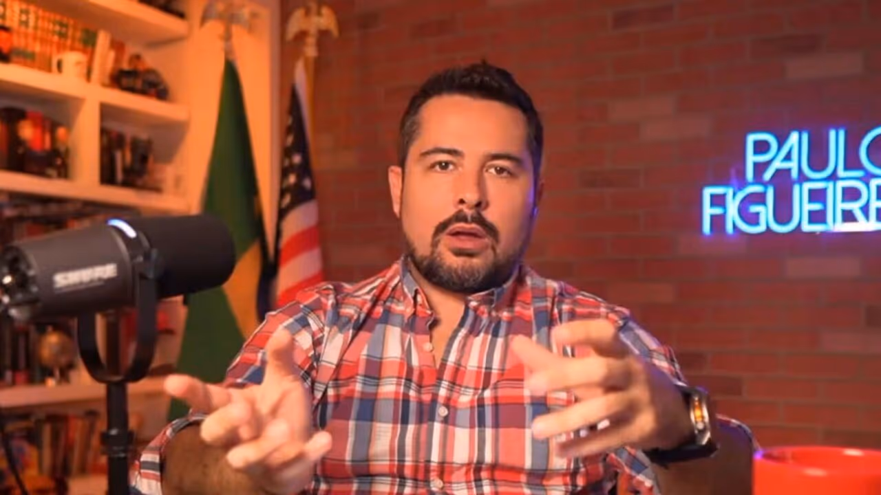 “O que ele fala é problema dele”, diz Paulo Figueiredo após críticas de Flávio