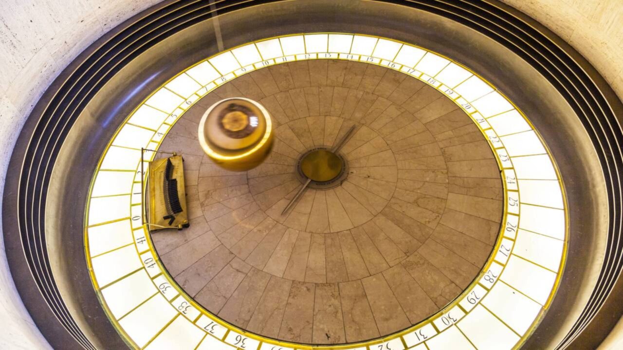 Um pêndulo pode mudar lentamente a direção de seu movimento sem receber qualquer impulso, revelando que é a Terra que está girando sob ele